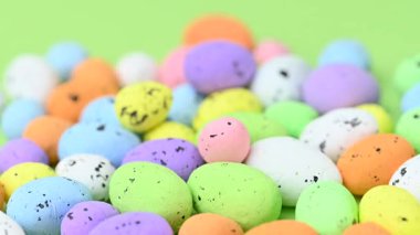 Yeşil arka planda yumurtaları olan Paskalya videosu