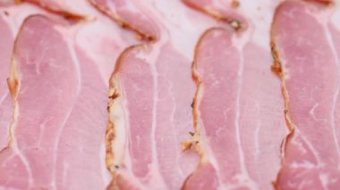 Doğranmış jambonun yakın plan videosu.