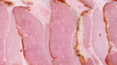 Doğranmış jambonun yakın plan videosu.