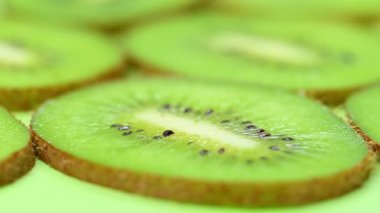 Dilimlenmiş kivinin yakın çekim videosu