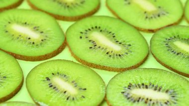 Dilimlenmiş kivinin yakın çekim videosu