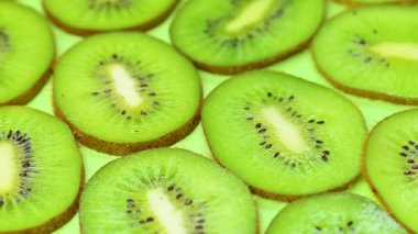 Dilimlenmiş kivinin yakın çekim videosu