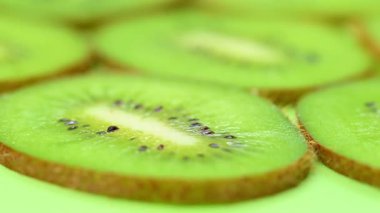 Dilimlenmiş kivinin yakın çekim videosu