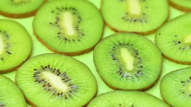 Dilimlenmiş kivinin yakın çekim videosu