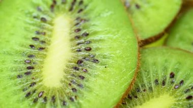 Dilimlenmiş kivinin yakın çekim videosu