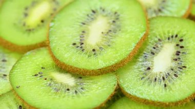 Dilimlenmiş kivinin yakın çekim videosu