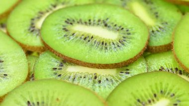 Dilimlenmiş kivinin yakın çekim videosu