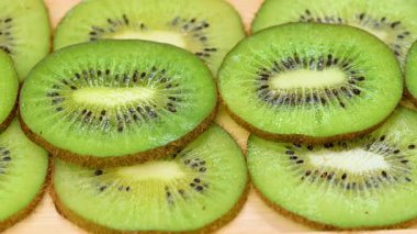 Dilimlenmiş kivinin yakın çekim videosu