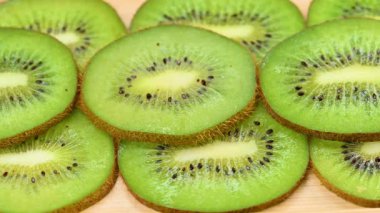 Dilimlenmiş kivinin yakın çekim videosu