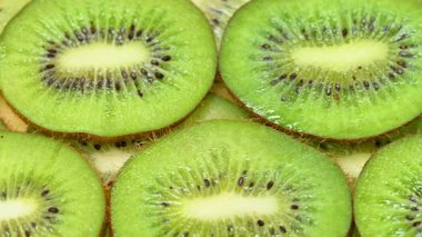 Dilimlenmiş kivinin yakın çekim videosu