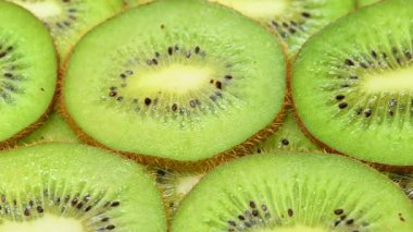 Dilimlenmiş kivinin yakın çekim videosu