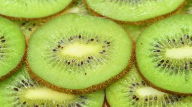 Dilimlenmiş kivinin yakın çekim videosu