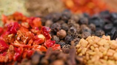 Bir baharat karışımının yakın çekim videosu