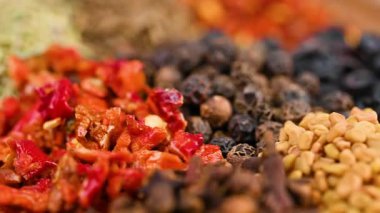 Bir baharat karışımının yakın çekim videosu