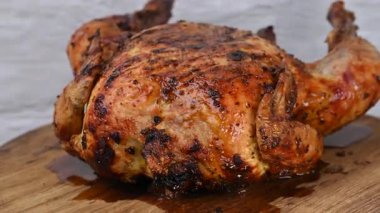 Tahtada dönen fırında tavuk videosu..