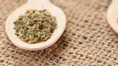 Ahşap kaşıklardaki aromatik baharat karışımının videosu.