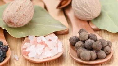 Ahşap kaşıklardaki aromatik baharat karışımının videosu.