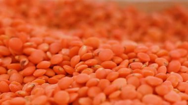 Arka planda kırmızı mercimeklerin yakın çekim videosu