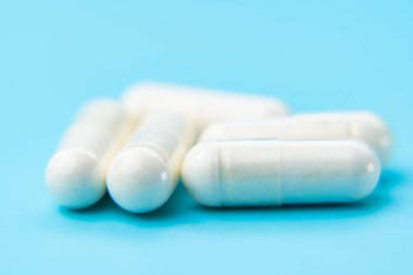 Mavi arkaplan üzerindeki beyaz kapsüller