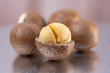 Bütün soyulmamış macadamia fındıkları yakın plan.