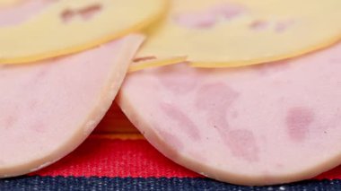 Peynir ve jambon dilimlerinin yakın çekim videosu.