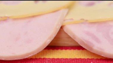 Peynir ve jambon dilimlerinin yakın çekim videosu.