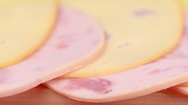 Peynir ve jambon dilimlerinin yakın çekim videosu.