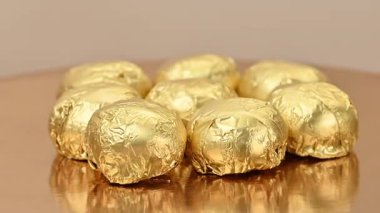 Folyoya sarılı badem ezmesi çikolatalarının yakın çekim videosu.