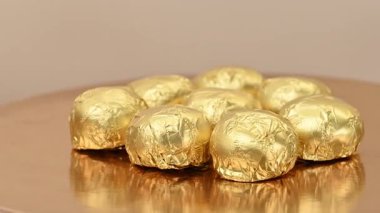 Folyoya sarılı badem ezmesi çikolatalarının yakın çekim videosu.