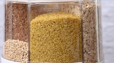 Mısır gevreği, karabuğday, inci arpa, bulgur ve bezelye karışımı bir video.