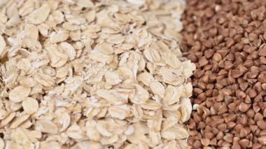 Mısır gevreği, karabuğday, inci arpa, bulgur ve bezelye karışımı bir video.