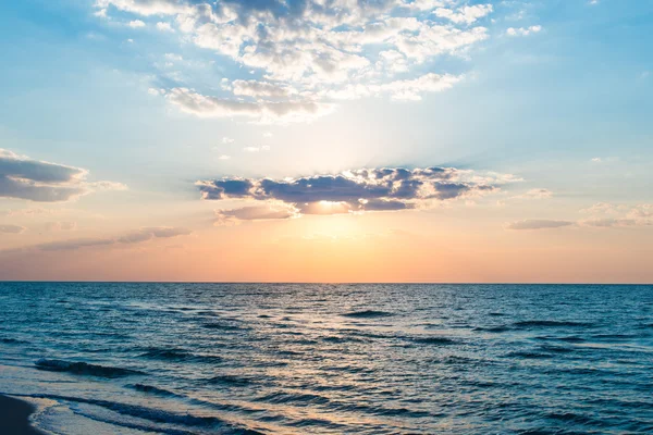 Salida del sol en el mar — Foto de Stock