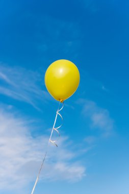 Mavi gökyüzü balonları