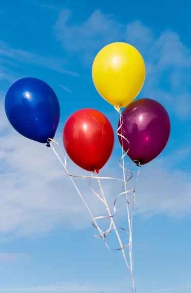 Palloncini contro il cielo blu — Foto Stock