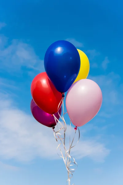 Balloner mod den blå himmel - Stock-foto