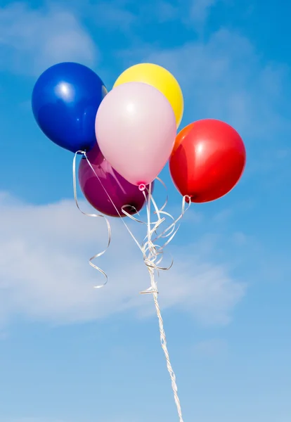 Palloncini contro il cielo blu — Foto Stock