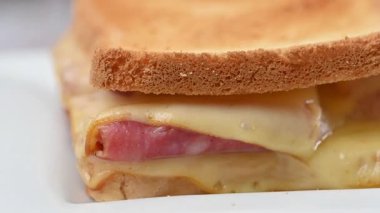 Jambonlu peynirli sandviçin yakın çekim videosu.