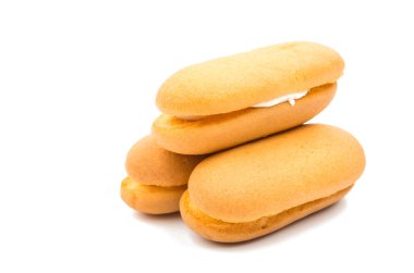 beyaz zemin üzerine sünger kek