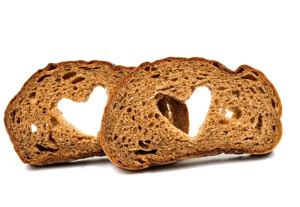 Bir kalp ile siyah ekmek — Stok fotoğraf