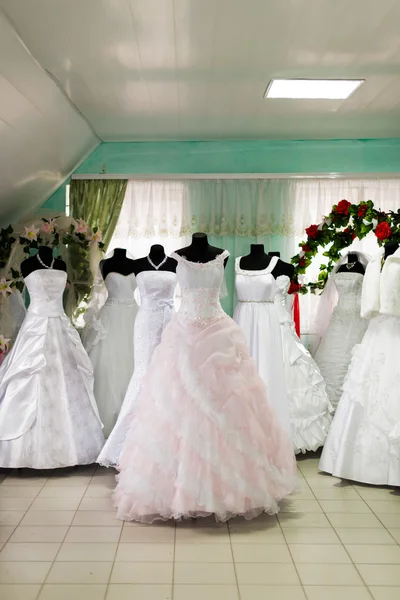 Свадебные платья в магазине — стоковое фото