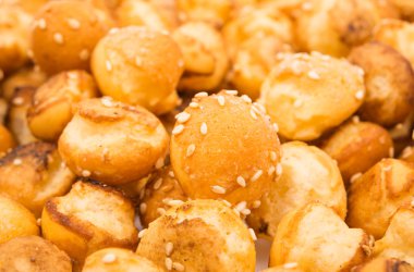 Beyaz bir arka plan üzerinde küçük şekerli kurabiye