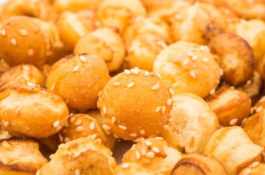 Beyaz bir arka plan üzerinde küçük şekerli kurabiye