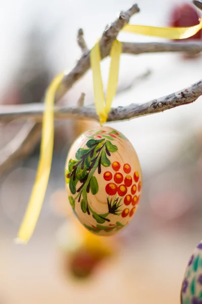 Huevo de Pascua en la rama de un árbol — Foto de Stock