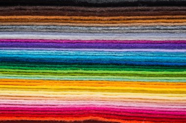 bir yığın içinde yığılı çeşitli renklerde kumaş yaprak hissettim.