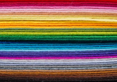 bir yığın içinde yığılı çeşitli renklerde kumaş yaprak hissettim.