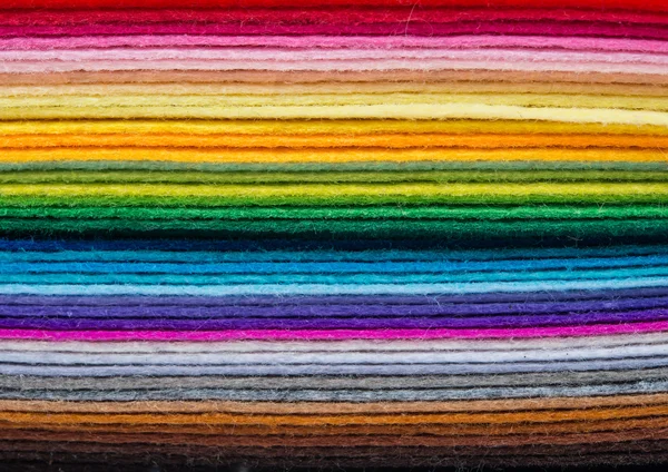 Lençóis de tecido feltro em várias cores empilhadas em uma pilha . — Fotografia de Stock