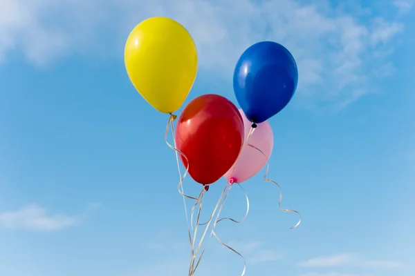 Flygande färgglada ballonger — Stockfoto