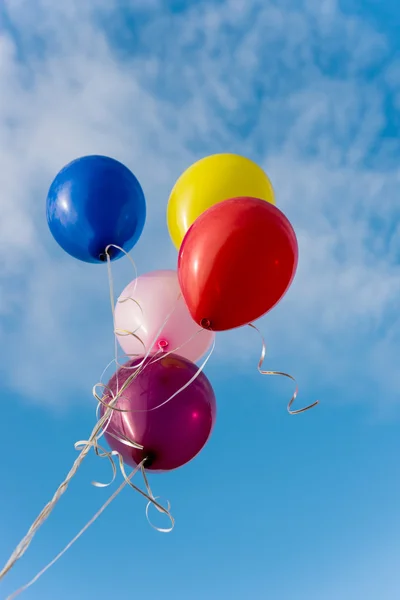 Palloncini colorati volanti — Foto Stock
