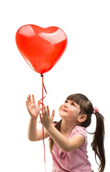 Porträtt av en flicka med rött hjärta ballong — Stockfoto