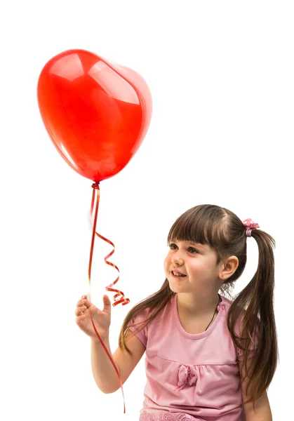 Retrato de una chica con globo de corazón rojo — Foto de Stock